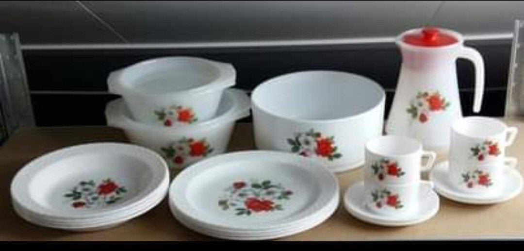 RETRO ARCOPAL SERVIES SERIE WILD ROSES, Verzamelen, Ophalen, Huis en Inrichting