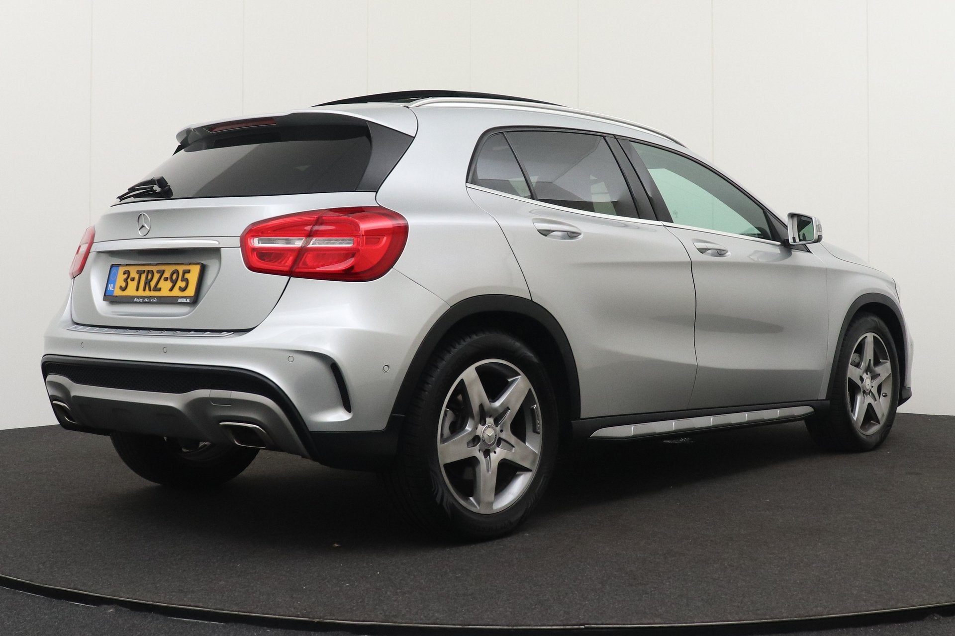 Mercedes-Benz GLA 200 157 PK Aut. AMG-Line Pano-Dak Memory T, Auto's, Dealer onderhouden, Gebruikt, 715 kg, Bi-Xenon koplampen