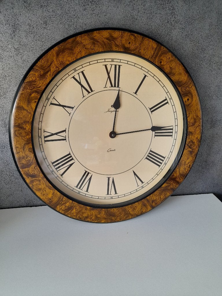 Junghans Wandklok - Klassiek Design met Romeinse Cijfers, Ophalen, Bruin, Analoog, Werkt op batterijen