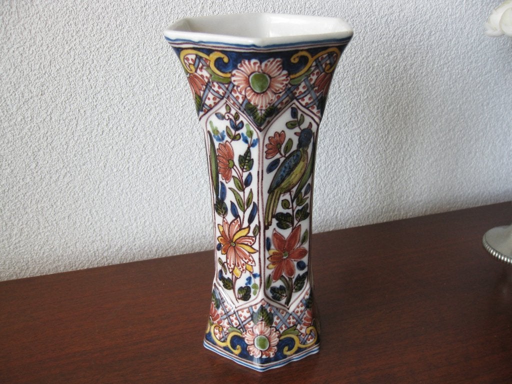 Decoratieve vaas met bloemen- en vogelmotief, Makkum., Antiek en Kunst, Ophalen of Verzenden