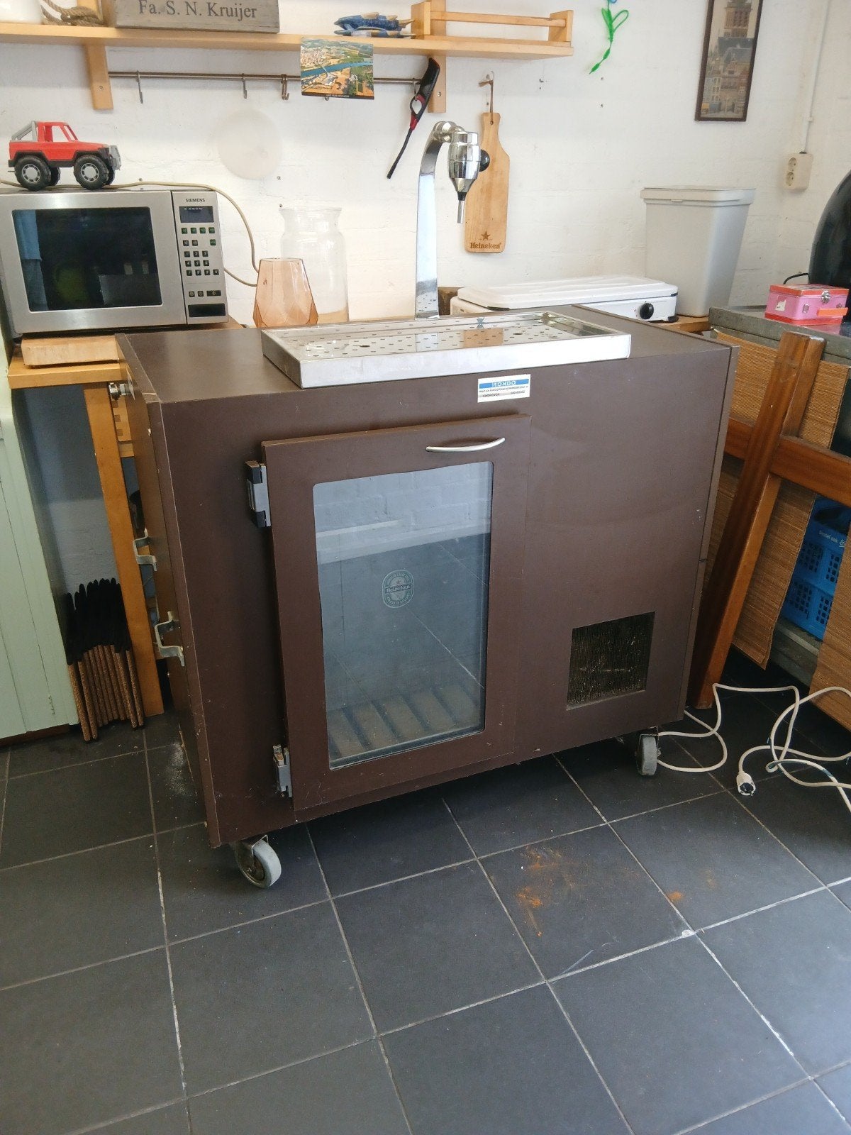 bierfust koelkast met taphals en lekbak, Ophalen, 100 tot 150 cm, Bruin, Minder dan 100 cm