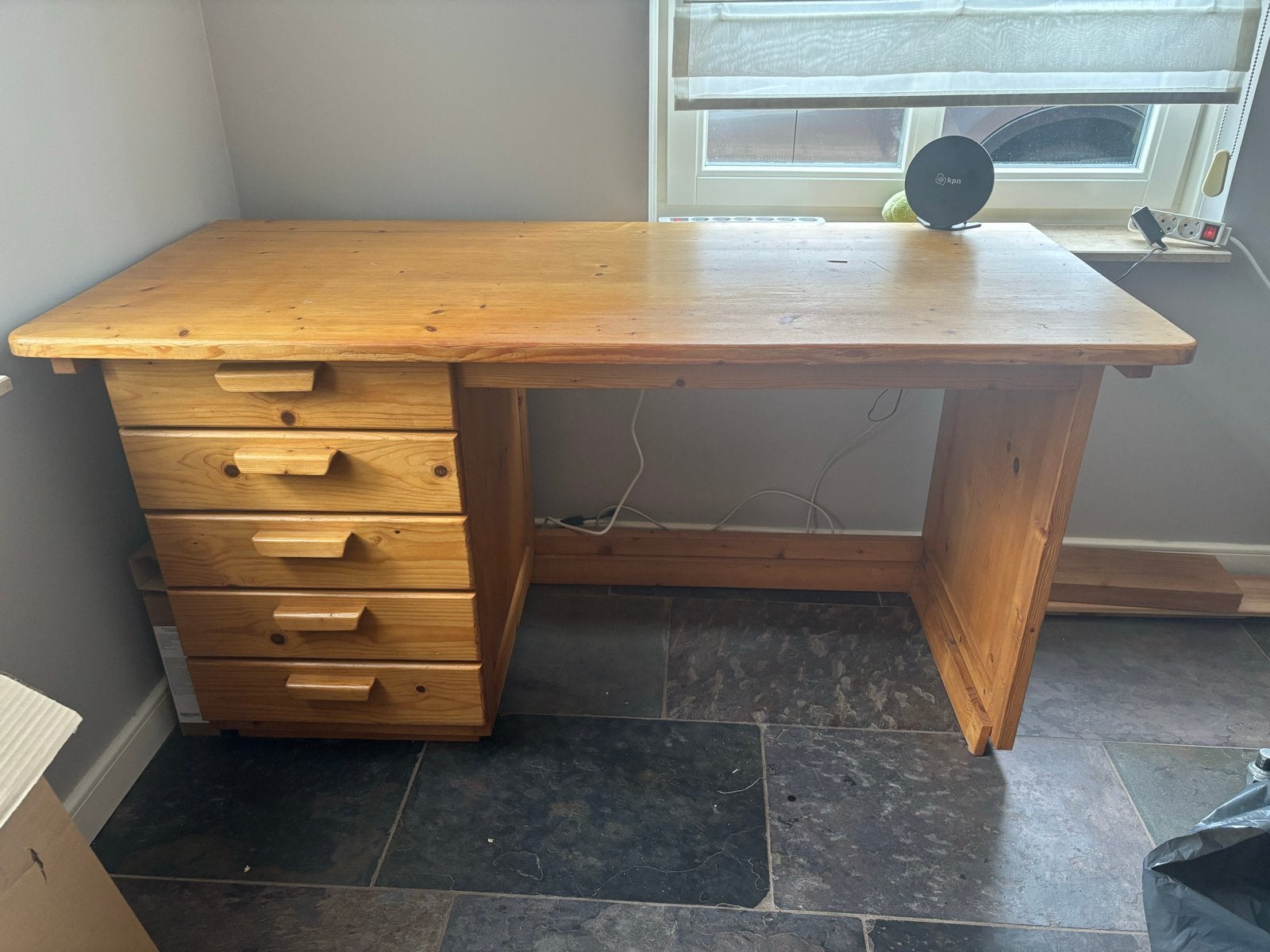 Massief houten bureau met 5 ruime opberglades, Ophalen, Overige typen, Gebruikt, Bruin