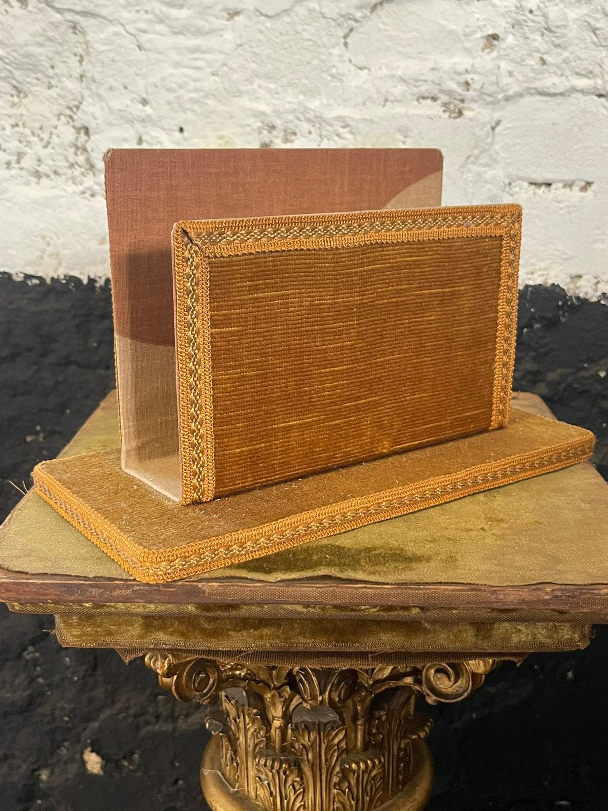 Vintage brievenhouder oker goud velvet brievenstandaard, Ophalen of Verzenden, Gebruikt