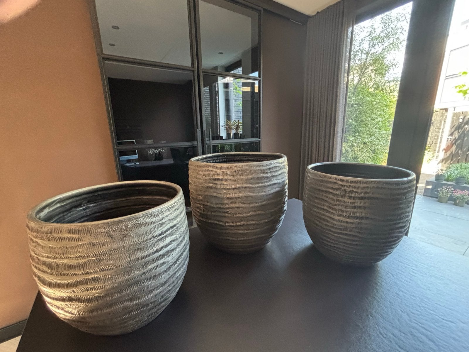 Set van 3 grijze/zwarte bloempotten (1 grote, 2 kleinere), Tuin en Terras, Bloempotten, Overige materialen, Gebruikt, Rond, Binnen