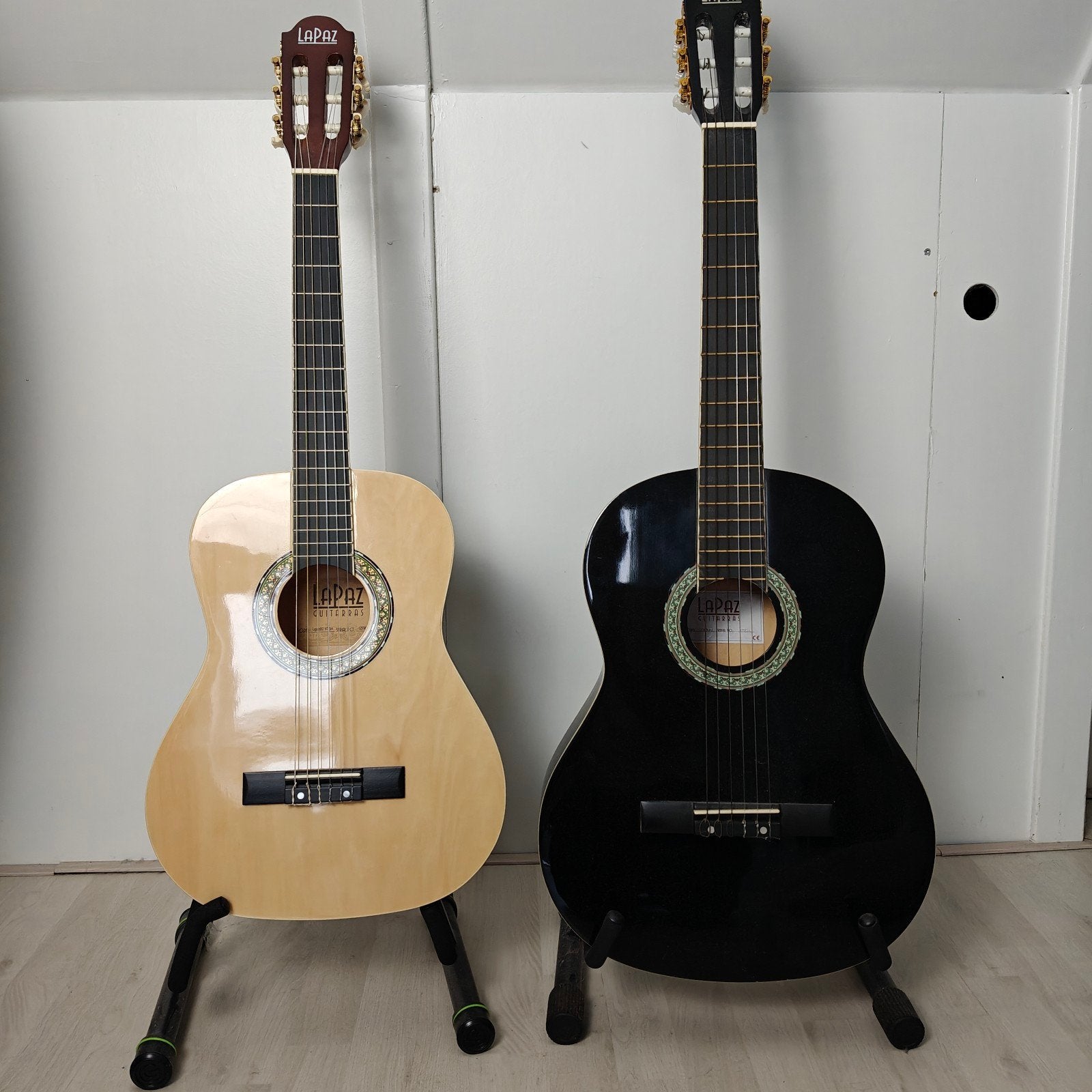 Twee LaPaz gitaren inclusief standaarden, Ophalen, Zo goed als nieuw, Klassieke of Spaanse gitaar
