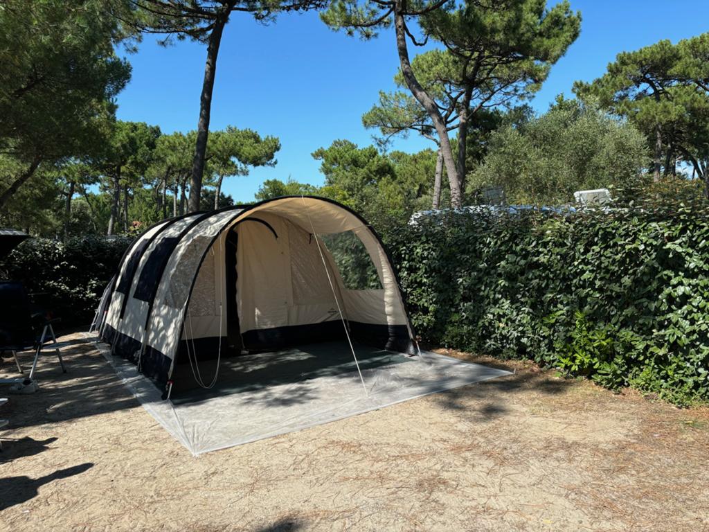 Ruime en luxe 4-persoons tunneltent – 2 zomers gebruikt!, Ophalen, Zo goed als nieuw, Tot en met 4
