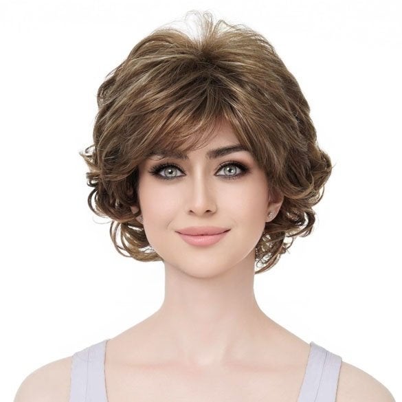 Moderne pruik kort krullend haar lichtbruin kleur 12TT26, Verzenden, Nieuw, Pruik of Haarverlenging