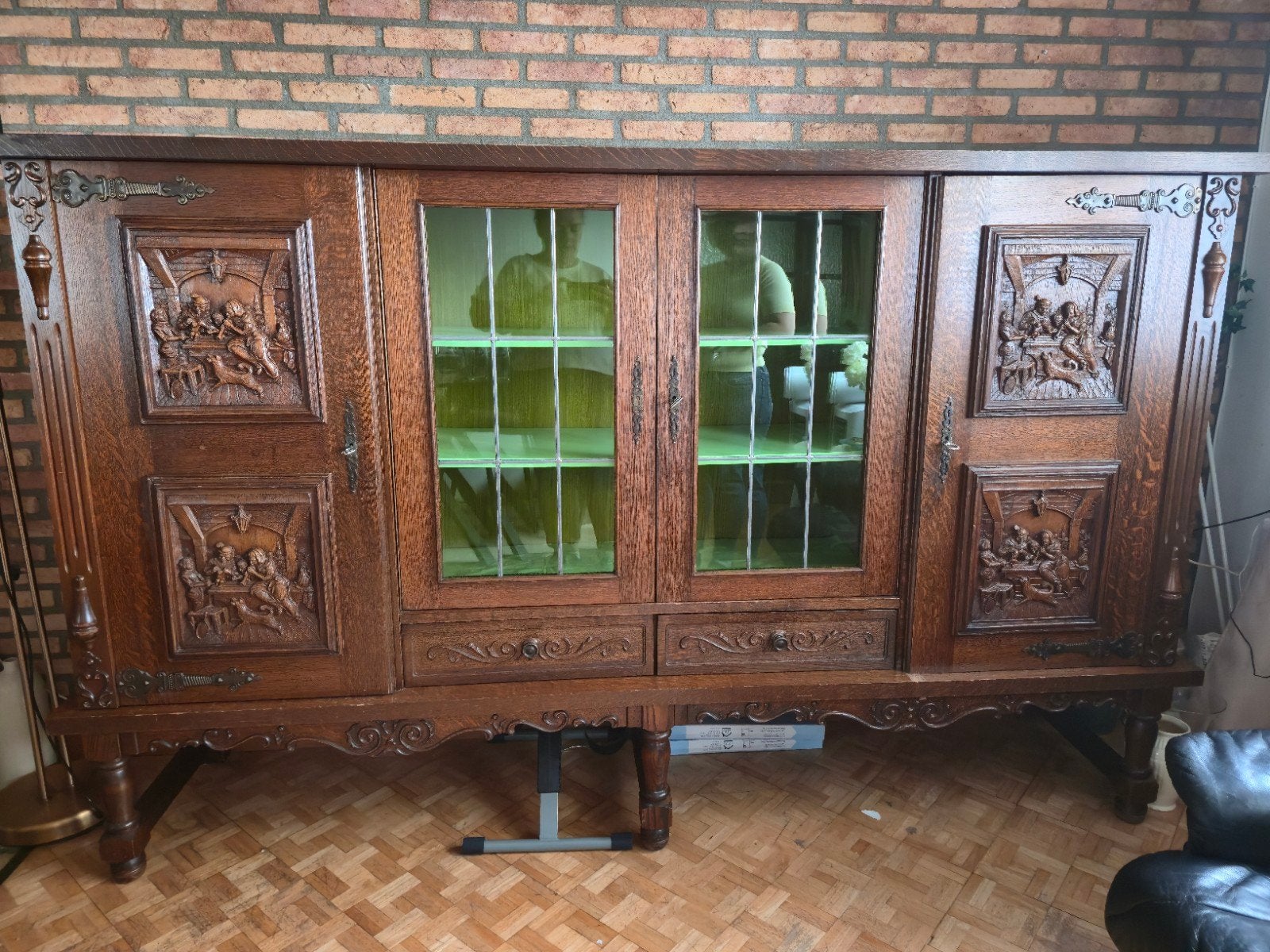 kast met prachtig houtsnijwerk en glas-in-lood, Huis en Inrichting, Kasten | Dressoirs, Ophalen, 25 tot 50 cm, Glas