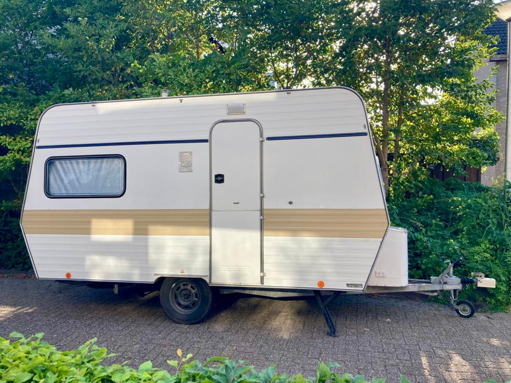 Gezellige Knaus Caravan - Ideaal voor stel of klein gezin, Caravans en Kamperen, Caravans, Rondzit, Koelkast, Omvormbare zithoek