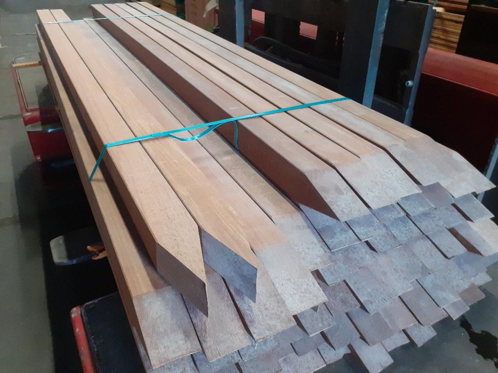 Partij 70 stuks Azobe palen 70x70x2500mm geschaafd met punt, Palen, Nieuw, Ophalen of Verzenden, Hardhout