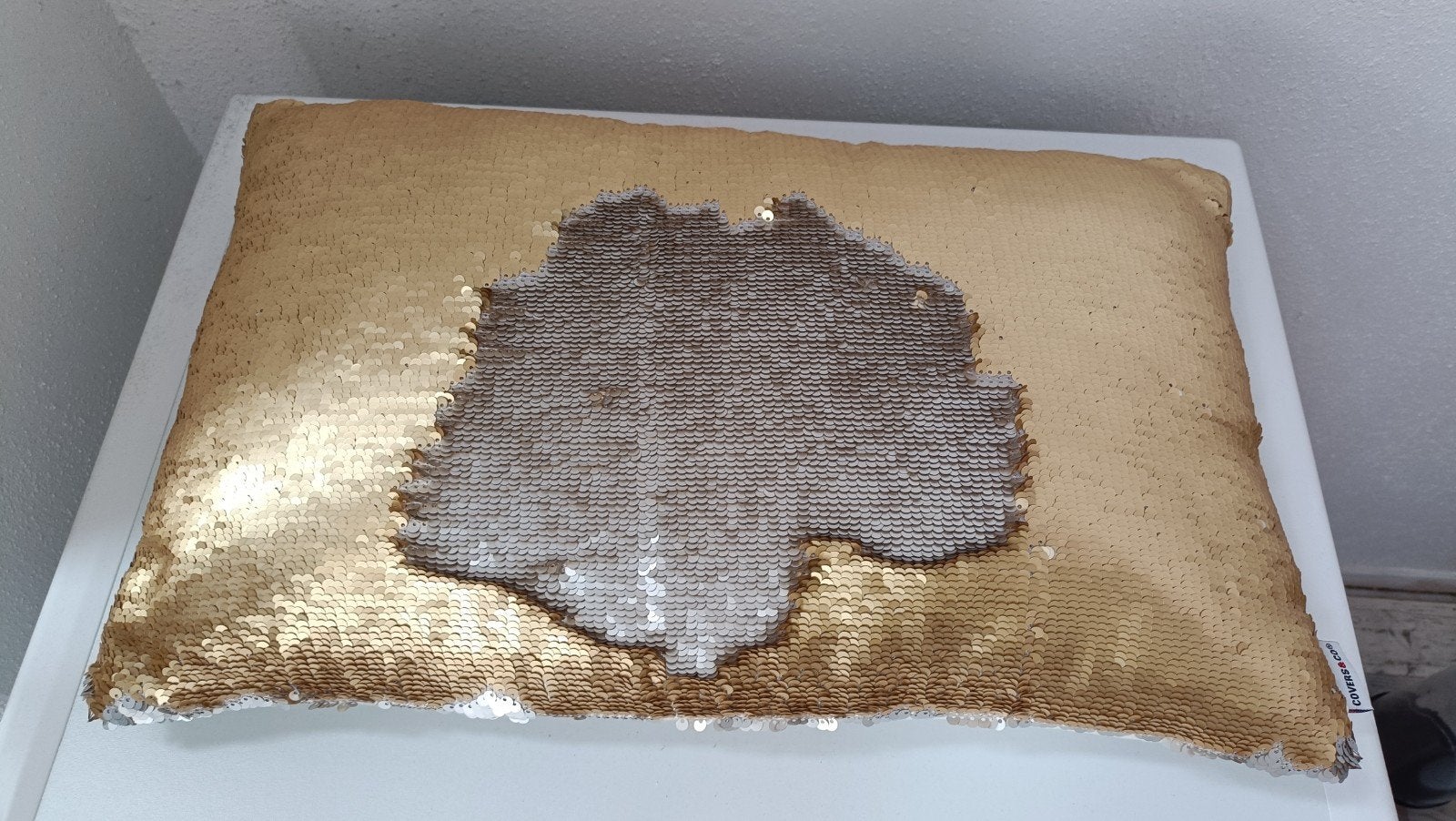 Gouden pailletten kussen - decoratief en speels, Gebruikt, Met print, Ophalen of Verzenden, Sierkussen
