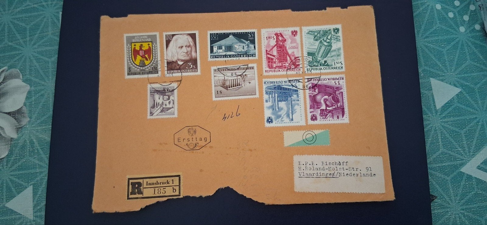 Oostenrijkse postzegels op halve envelop - Eerste Dag, Postzegels en Munten, Ophalen of Verzenden, Na 1940, Gestempeld