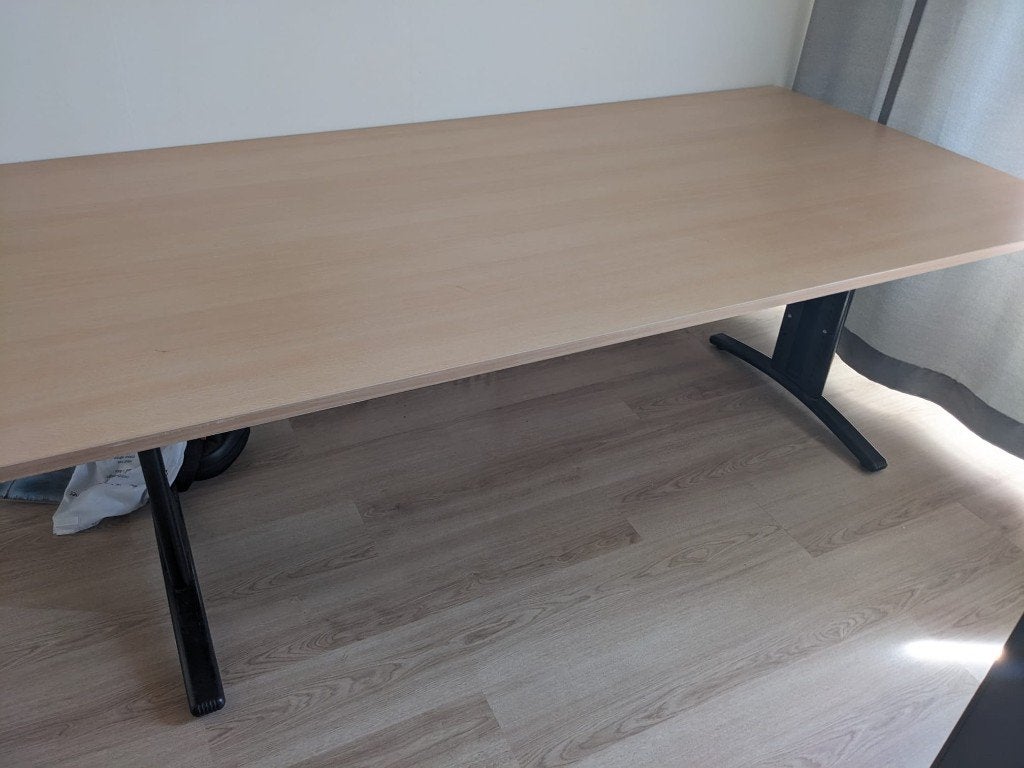 Bureau / tafel, Huis en Inrichting, Bureaus, Zo goed als nieuw, Computerbureau, Modern, Kunststof, In hoogte verstelbaar, Kabelgoot