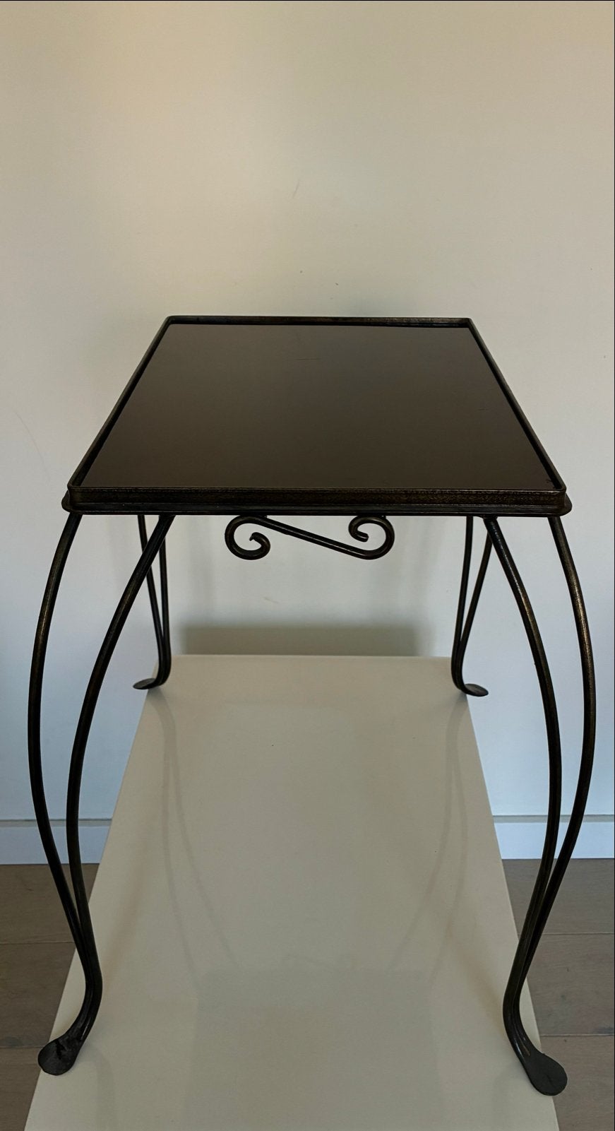 Smeedijzeren bijzettafel met zwart glas jaren 50 / 60, 45 tot 60 cm, Minder dan 55 cm, Metaal of Aluminium, Ophalen of Verzenden