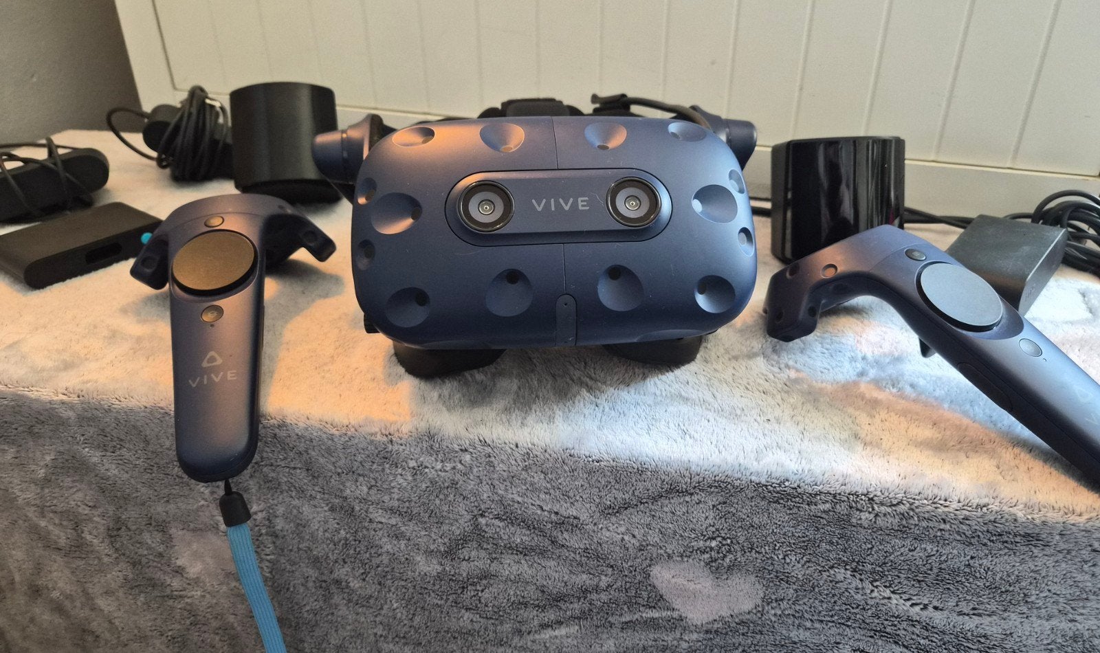 HTC Vive Pro Complete VR Set – 2 Controllers + 2 Base Statio, Spelcomputers en Games, Virtual Reality, Ophalen of Verzenden, Gebruikt