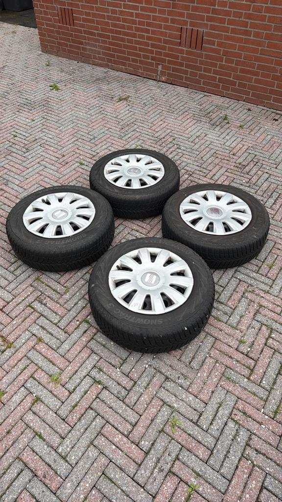 Winterbanden op stalen velg met Seat wieldoppen, Auto-onderdelen, Banden en Velgen, Ophalen, Gebruikt, 15 inch, Banden en Velgen
