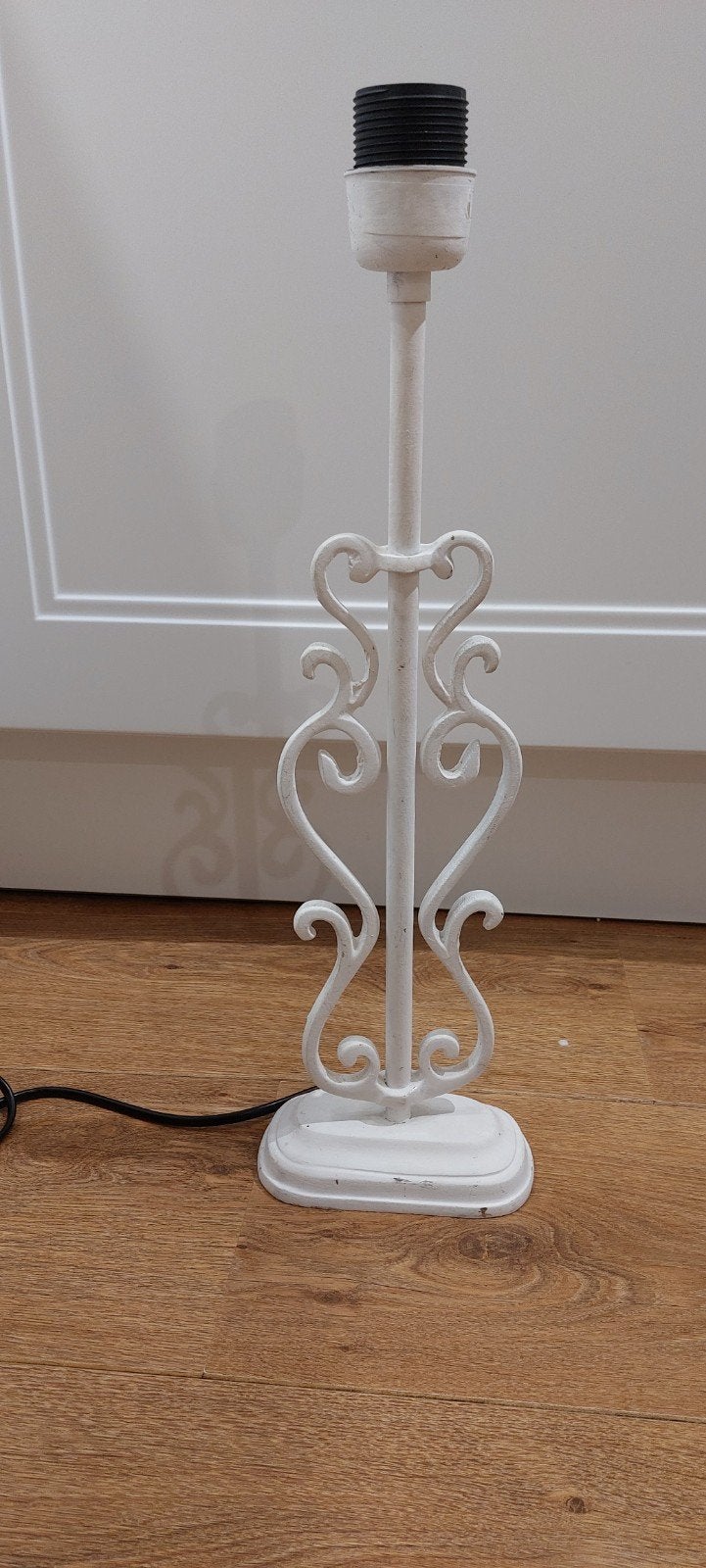 Witte tafellamp met krullen, Ophalen of Verzenden, Metaal, Minder dan 50 cm
