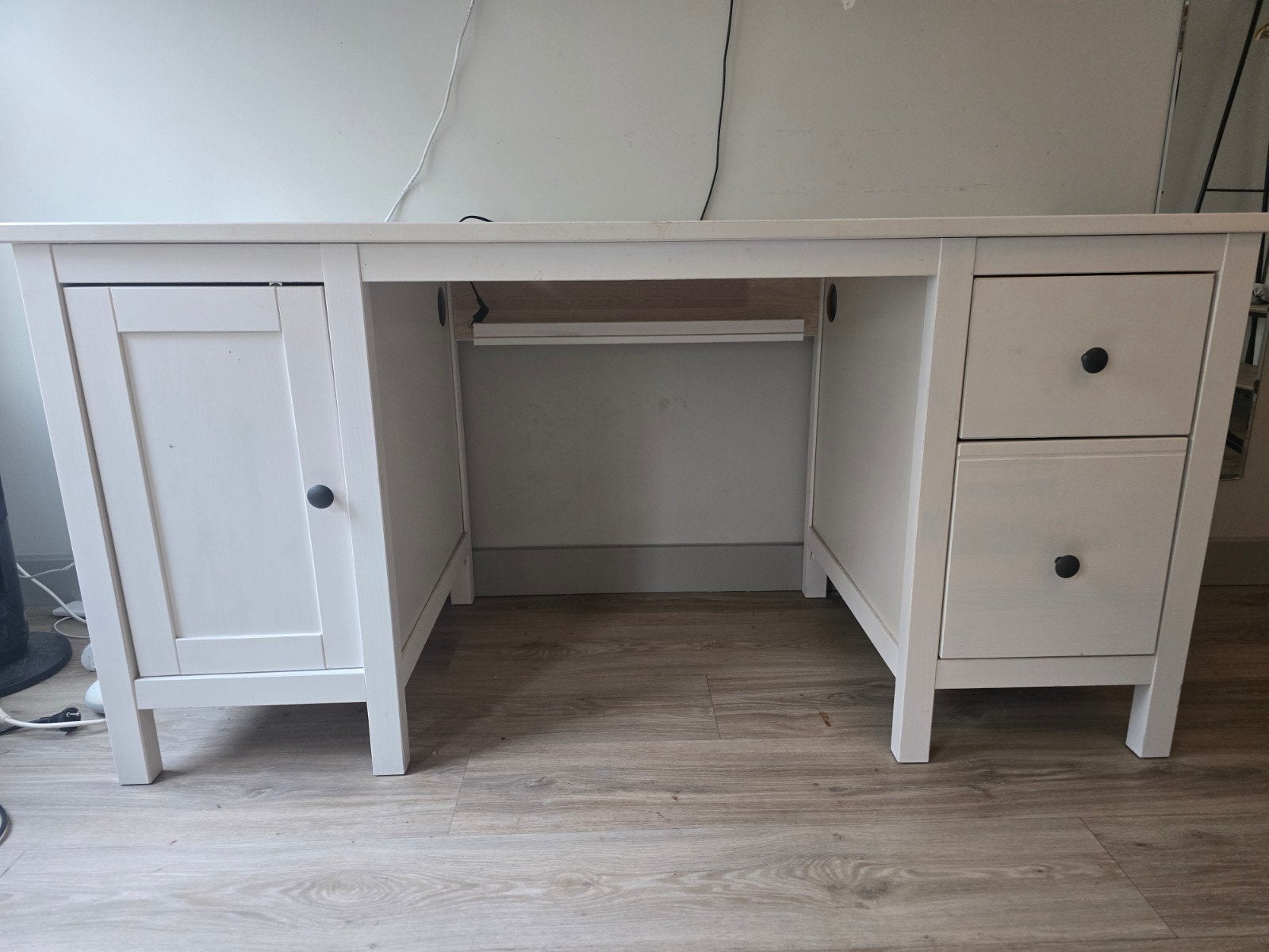 Gratis afhalen Wit Hemnes Ikea bureau met opbergruimte en la, Ophalen, Met lades, Gebruikt, Hout