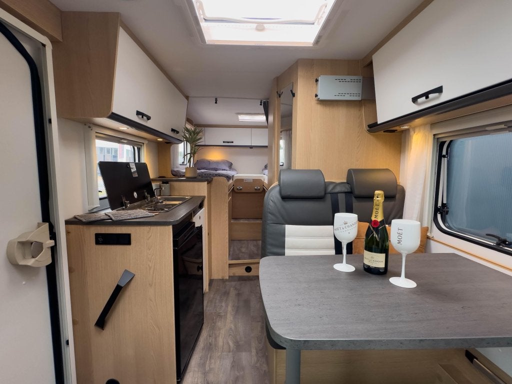 Sunlight V66 Adventure Edition 165PK, Caravans en Kamperen, Sunlight, Tot en met 2, 6 tot 7 meter, Bedrijf