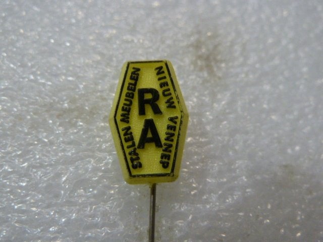 Vintage Reclame Speldje R.A. Stalen Meubelen Nieuw Vennep, Ophalen of Verzenden, Gebruikt, Overige onderwerpen, Speldje of Pin