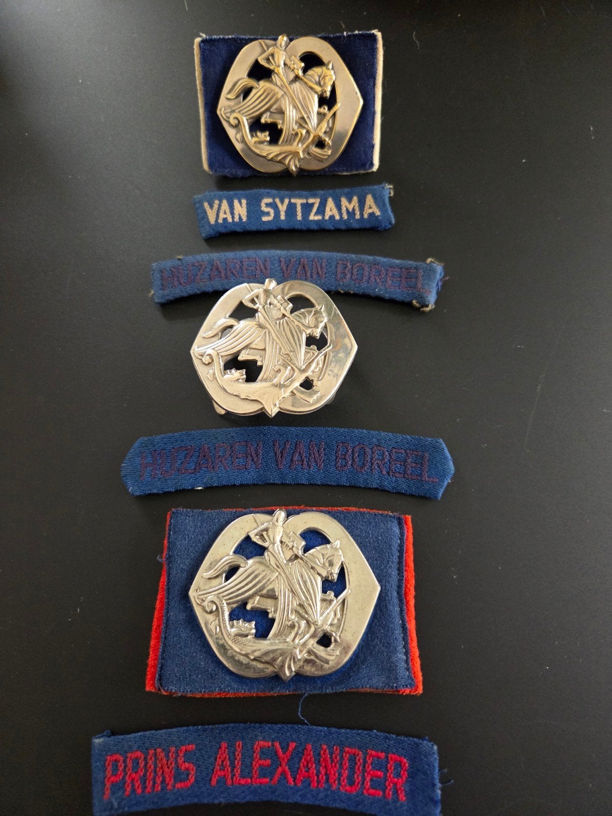 Collectie baretemblemen met buiglippen Regiment Huzaren, Verzamelen, Militaria | Algemeen, Ophalen of Verzenden, Landmacht, Nederland
