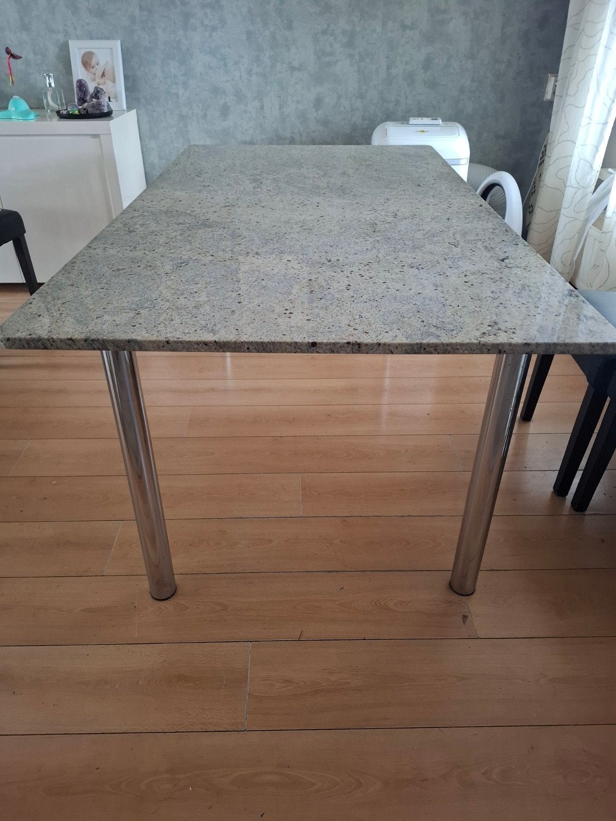 Elegante granieten eettafel met chromen poten, Ophalen, Overige materialen, 50 tot 100 cm, Zo goed als nieuw
