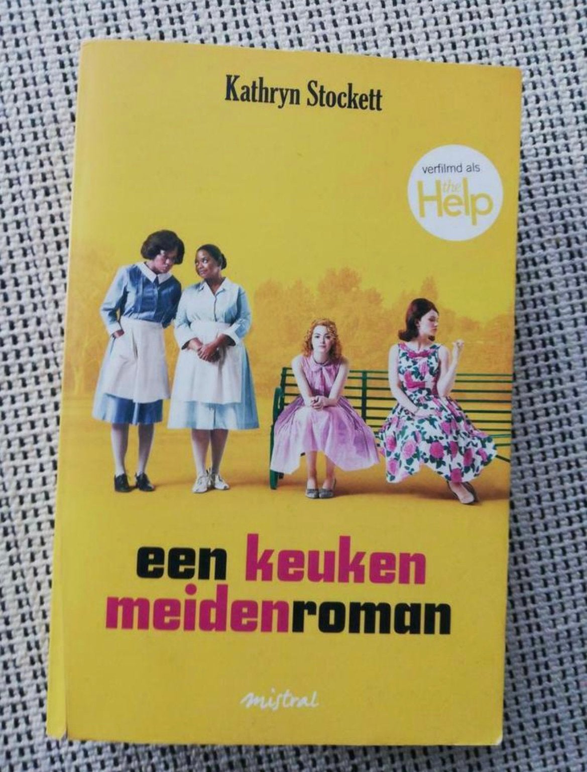 Boek Een keuken meiden roman, Ophalen of Verzenden, Gelezen