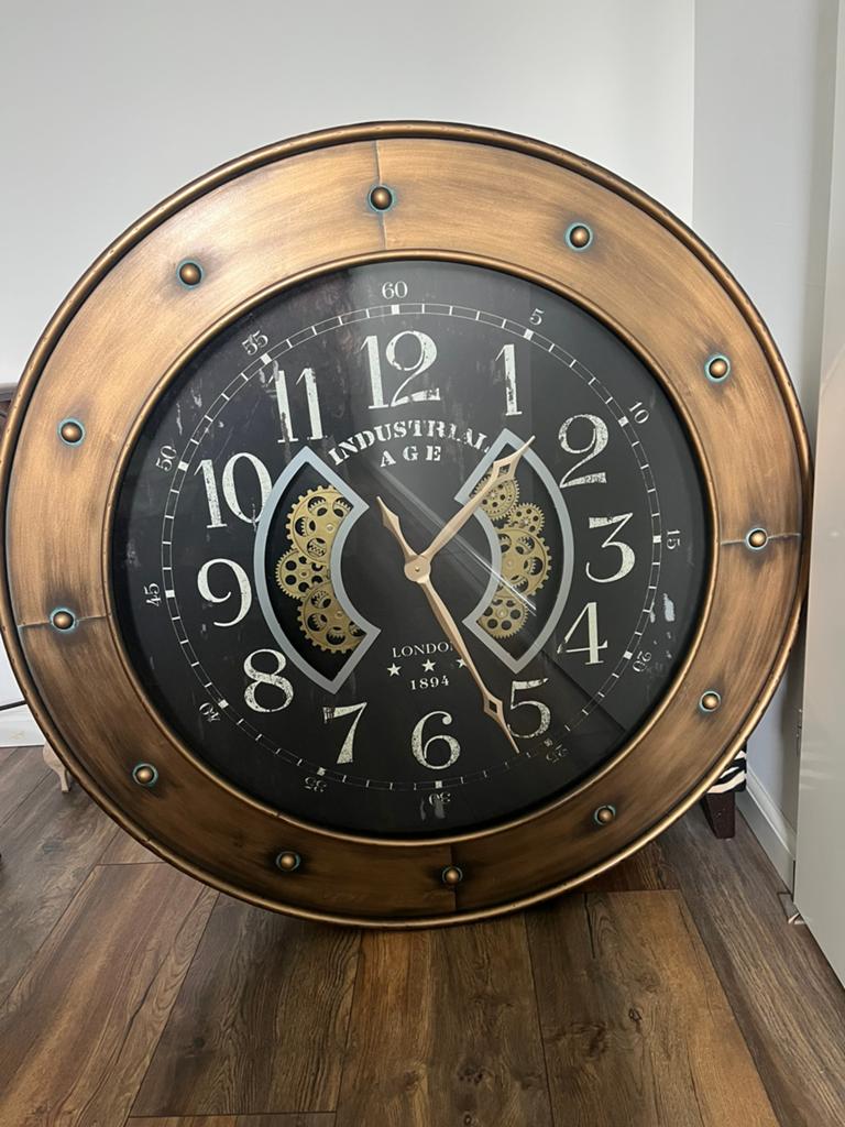 Industriële grote wandklok met metalen look, Huis en Inrichting, Woonaccessoires | Klokken, Ophalen, Zo goed als nieuw, Wandklok