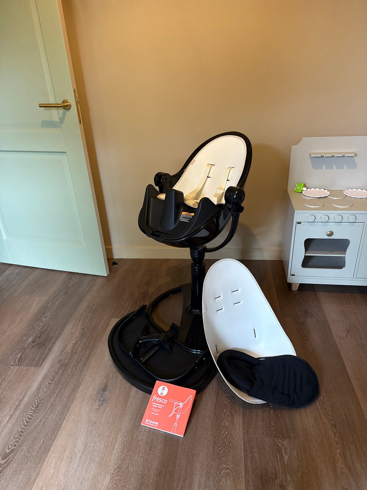 Bloom Fresco Noir kinderstoel met coconut white inleg, Kinderen en Baby's, Ophalen, Gebruikt, Meegroeistoel, Afneembaar eetblad