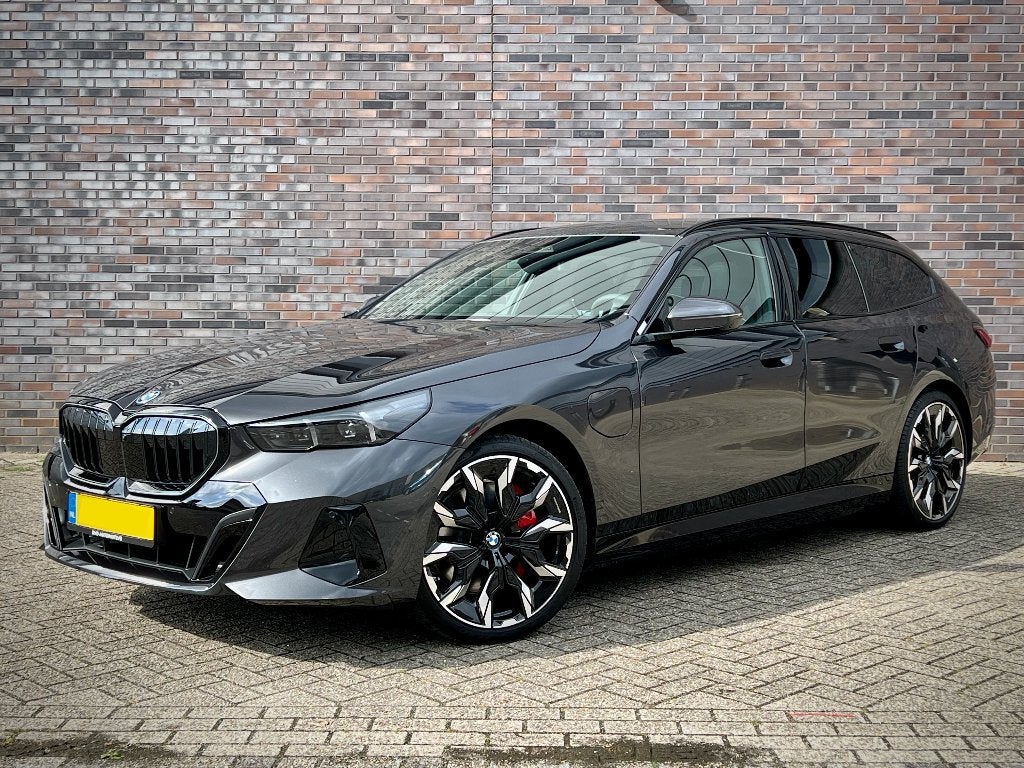 BMW 550e Touring M-Sport Pro Trekhaak Pano B&W M-Stoelen, Auto's, Automaat, Dealer onderhouden, 2000 kg, Zwart