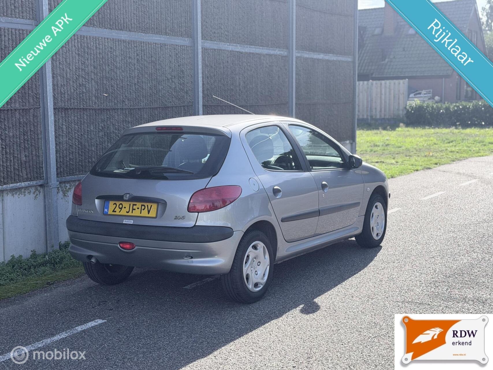 Peugeot 206 1.4 Gentry NAP/NWE APK/LAGE KM STAND/NETTE AUTO, Voorwielaandrijving, 31 €/maand, 4 cilinders, Origineel Nederlands