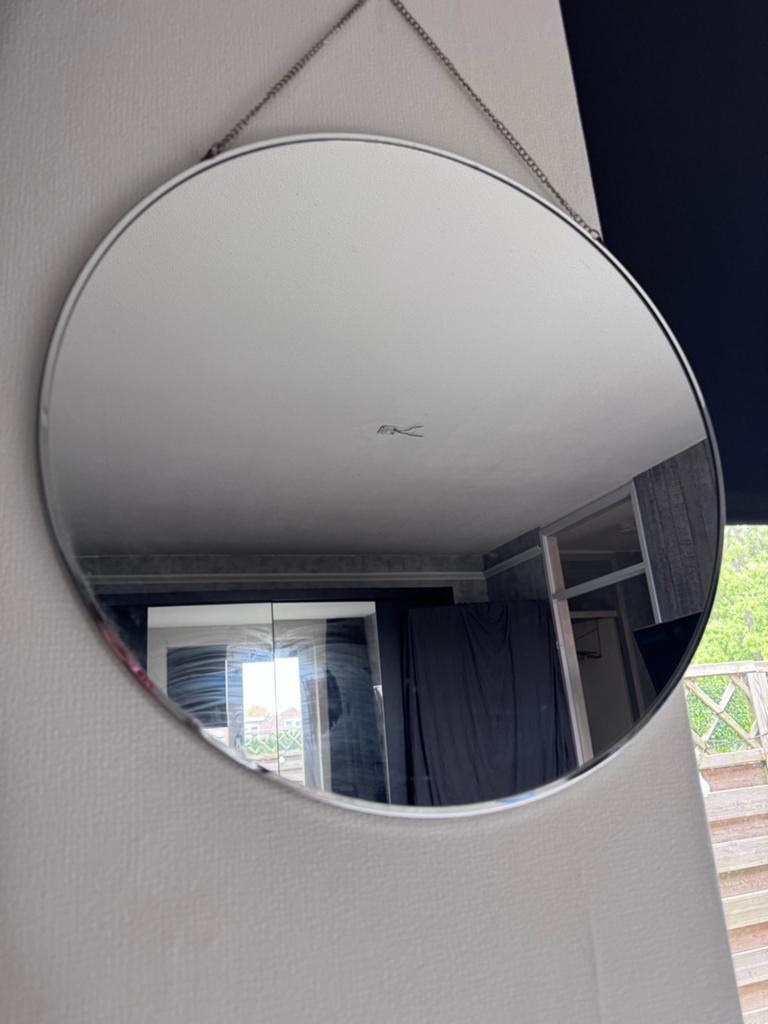 Ronde spiegel met ketting - Modern design, Huis en Inrichting, Woonaccessoires | Spiegels, Ophalen, Rond, Zo goed als nieuw, Minder dan 100 cm