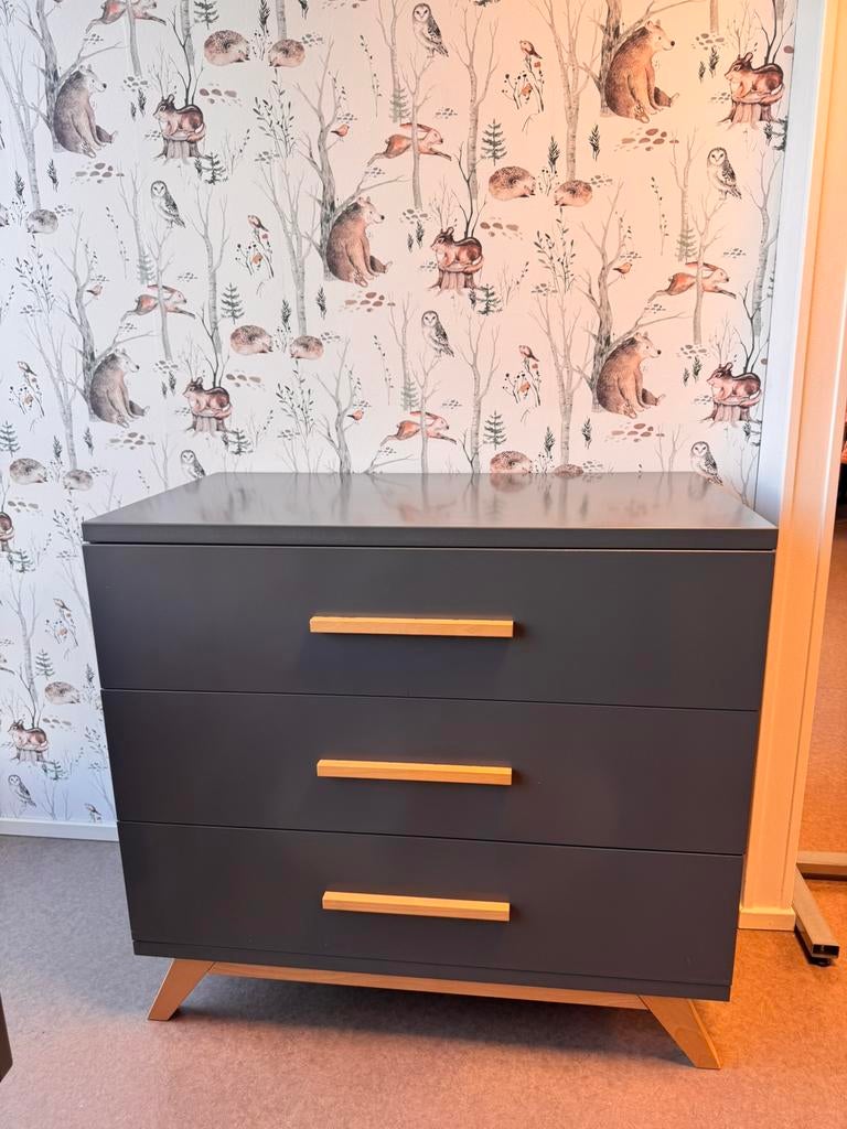 Bopita Kyan Commode met wandplank babykamer Outlet, Kinderen en Baby's, Kinderkamer | Commodes en Kasten, Ophalen, 50 tot 70 cm