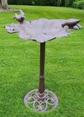 GIETIJZER VOGELDRINK SCHAAL OP VOET, Huis en tuin decoratie Marie, Nieuw, Info@huisentuindecoratiemarie.nl, Peize