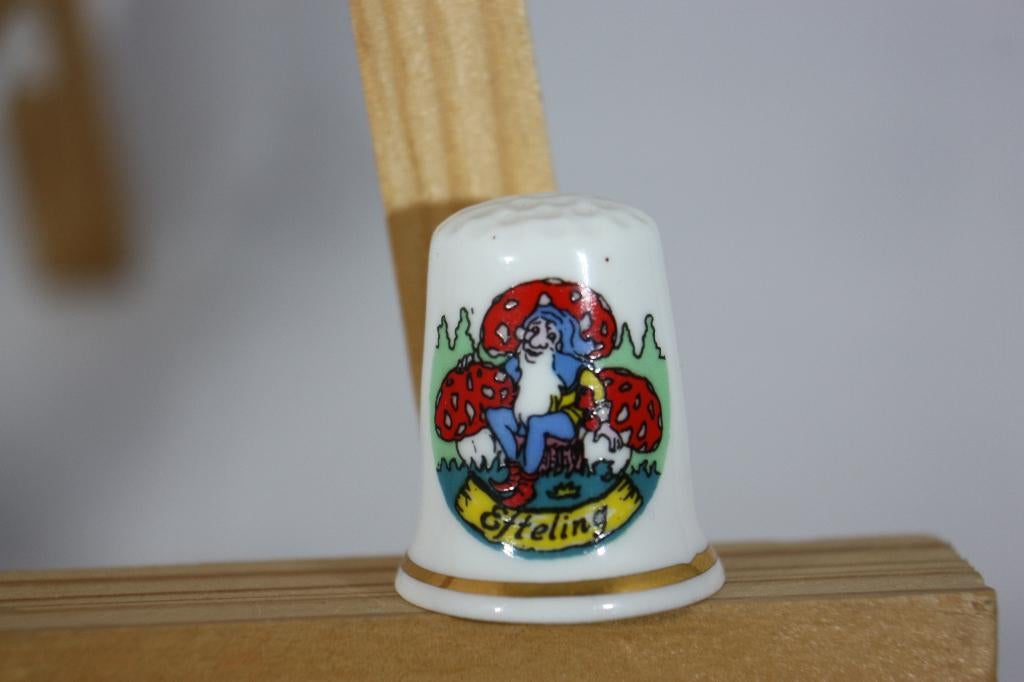Efteling vingerhoedje kabouter met paddestoelen ZGAN, Verzamelen, Efteling, Ophalen of Verzenden, Zo goed als nieuw, Beeldje of Poppetje