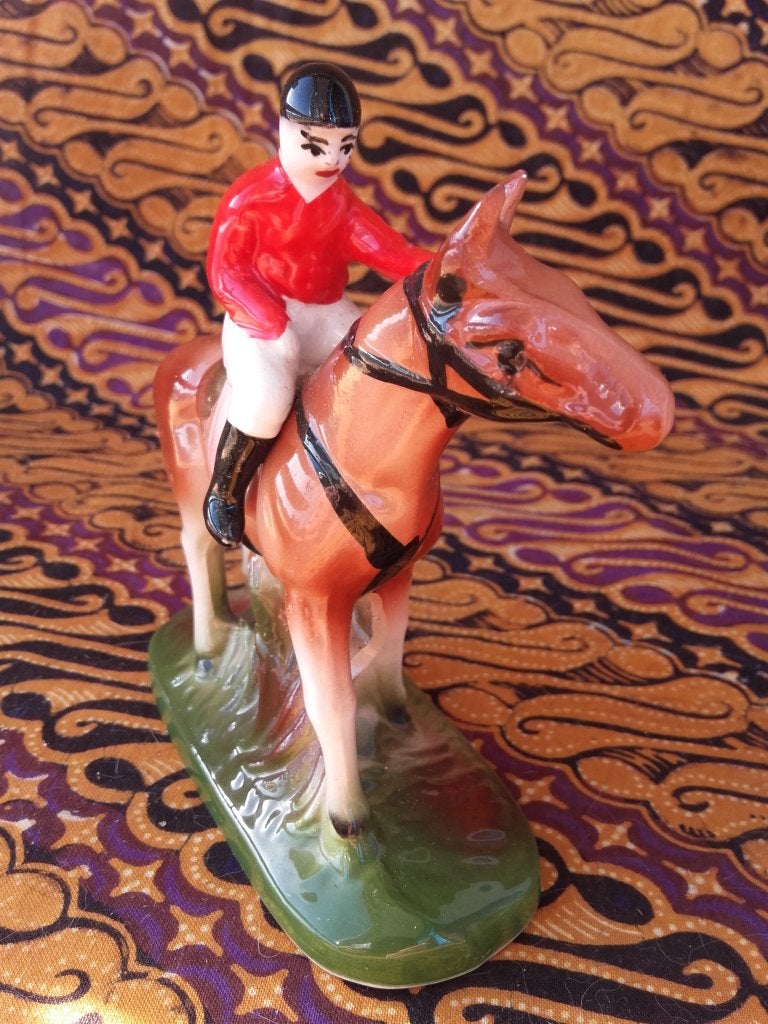 Mooi oud beeldje uit Engeland van paard met ruiter 11 cm., Ophalen of Verzenden