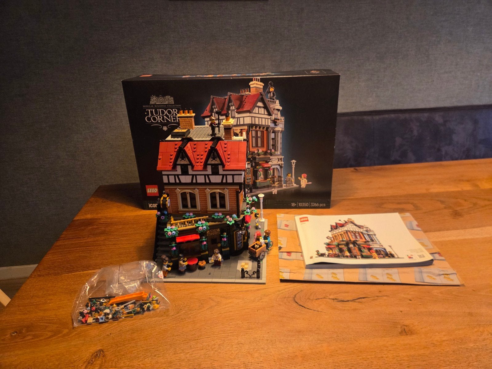 lego tudor corner 10350, Ophalen, Overige thema's, Lego, Zo goed als nieuw
