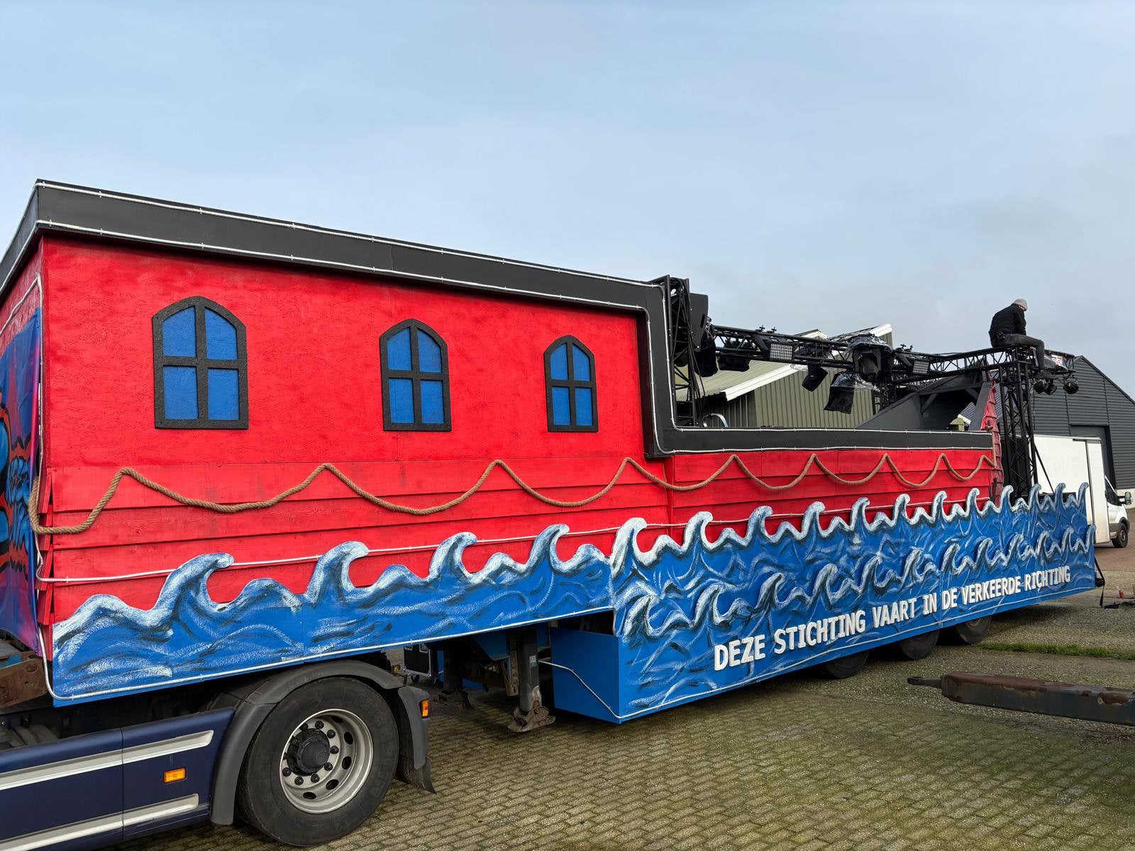 Carnavalswagen, feestwagen, praalwagen boot, Ophalen