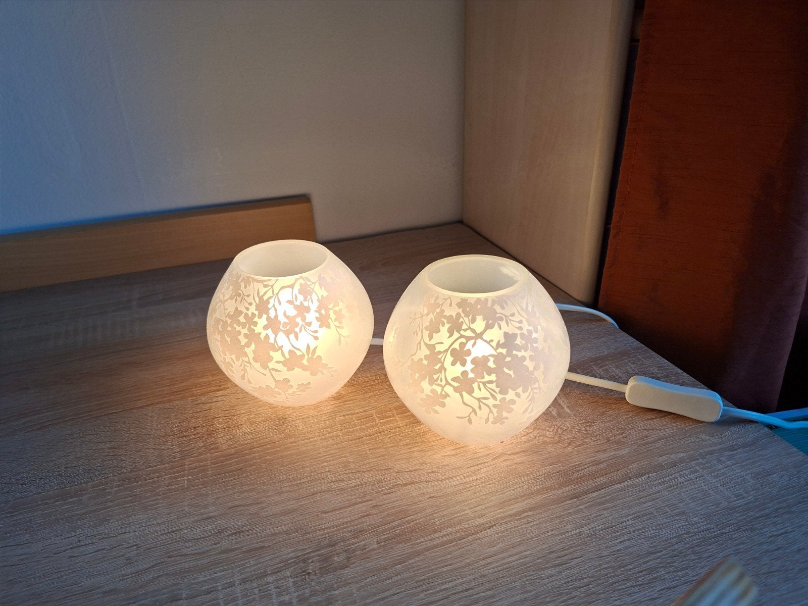 Set van 2 lampjes Ikea Knubbig met bloemmotief, wit glas, Gebruikt, Met schakelaar, E14 (klein), Wit