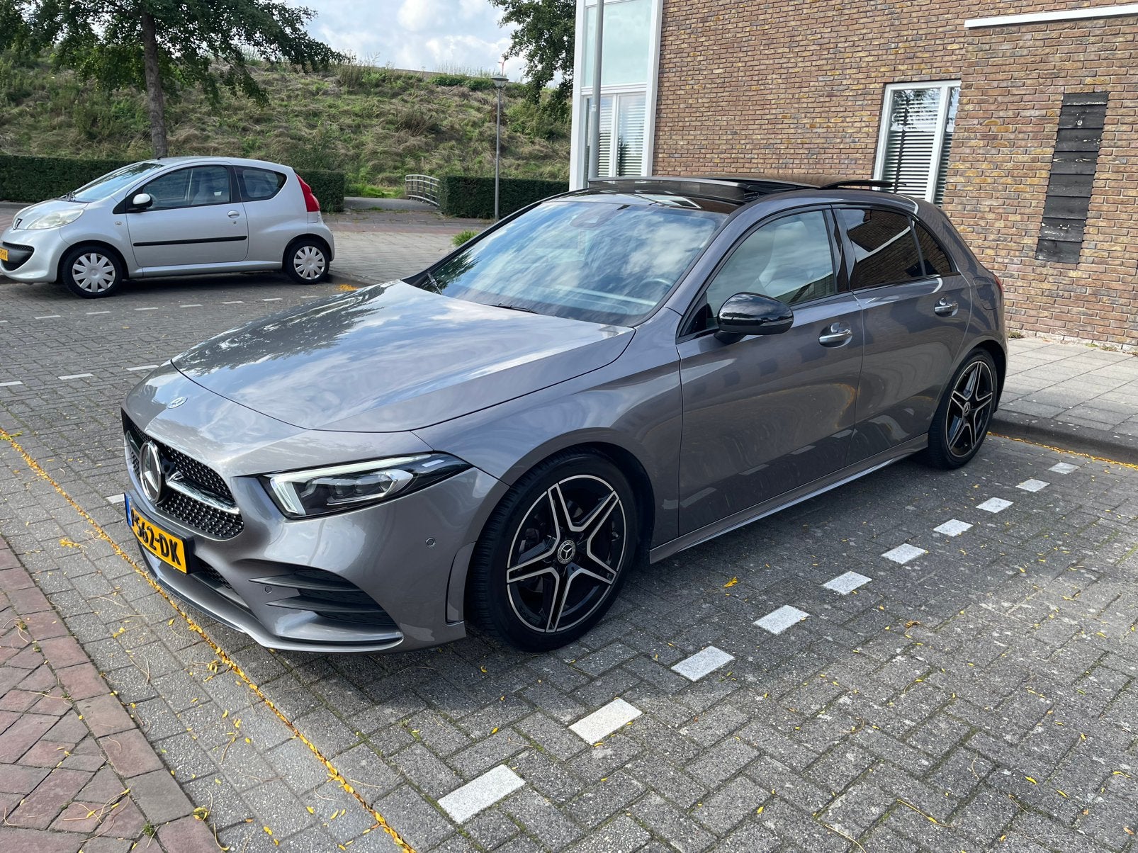 Mercedes-Benz A-Klasse A 180 Premium Plus AMG 2022 Grijs, 136 pk, 4 cilinders, Parkeerassistent, Origineel Nederlands