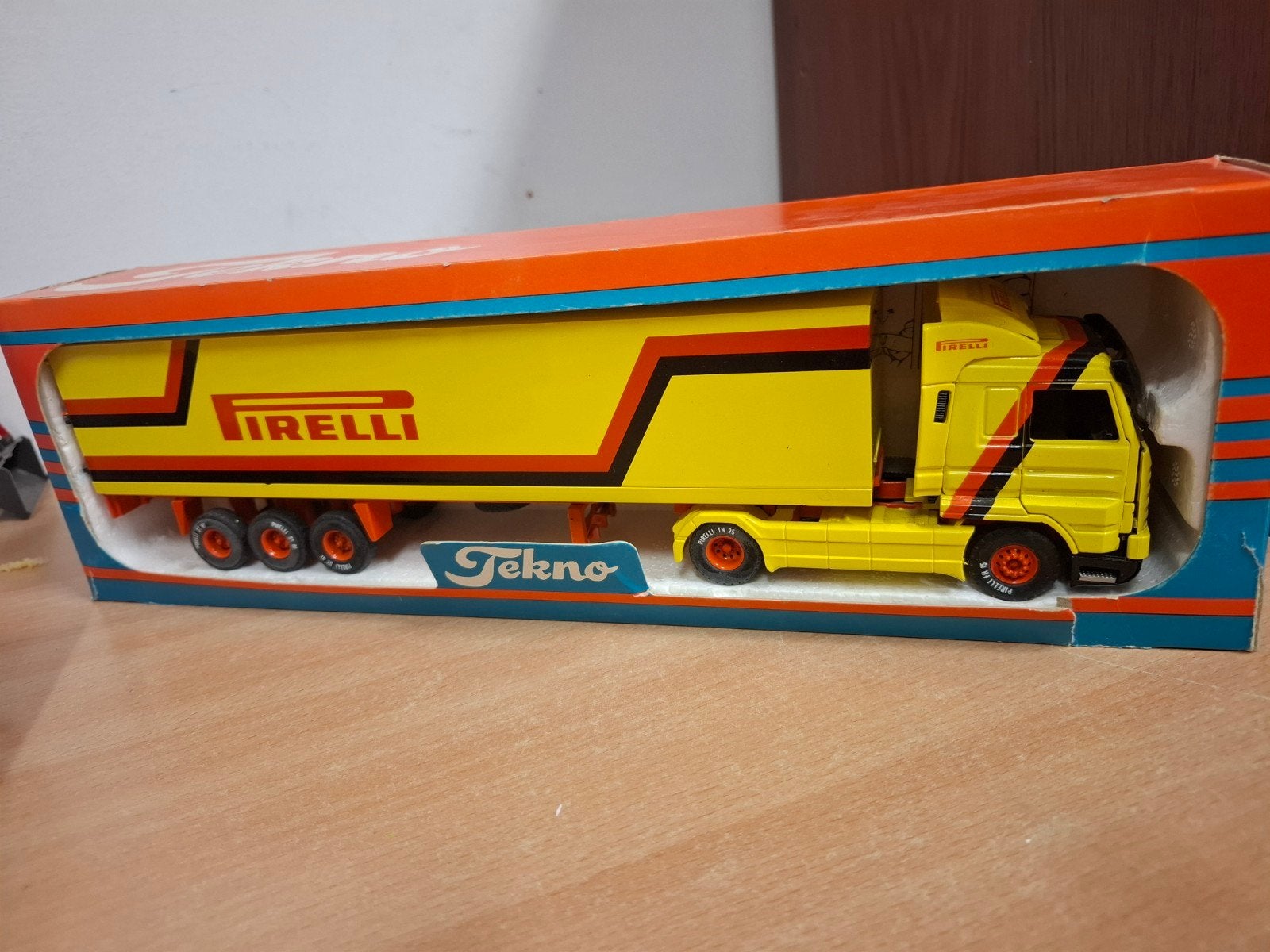 scania Steamline Pirelli  Tekno, Hobby en Vrije tijd, Modelauto's | 1:50, Ophalen of Verzenden, Zo goed als nieuw, Bus of Vrachtwagen