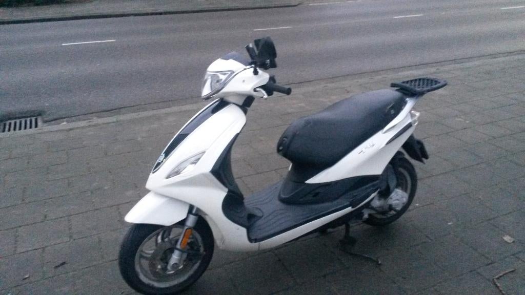 piaggio new fly 2013, inruil mogelijk, Fietsen en Brommers, Scooters | Piaggio, Gebruikt, Zip, Ophalen of Verzenden, Benzine