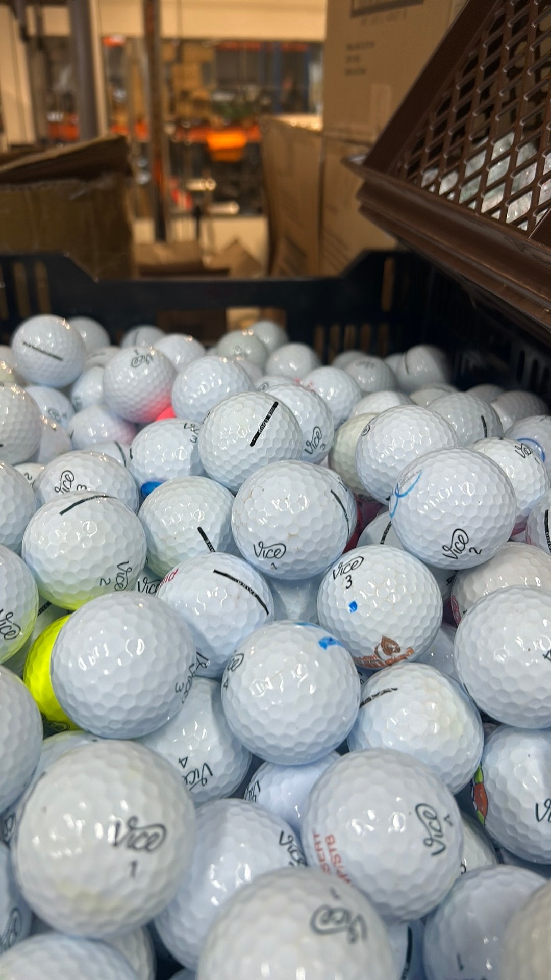 100 Stuks Vice Tour Golfballen AAAA, Ophalen of Verzenden, Zo goed als nieuw, Bal(len)