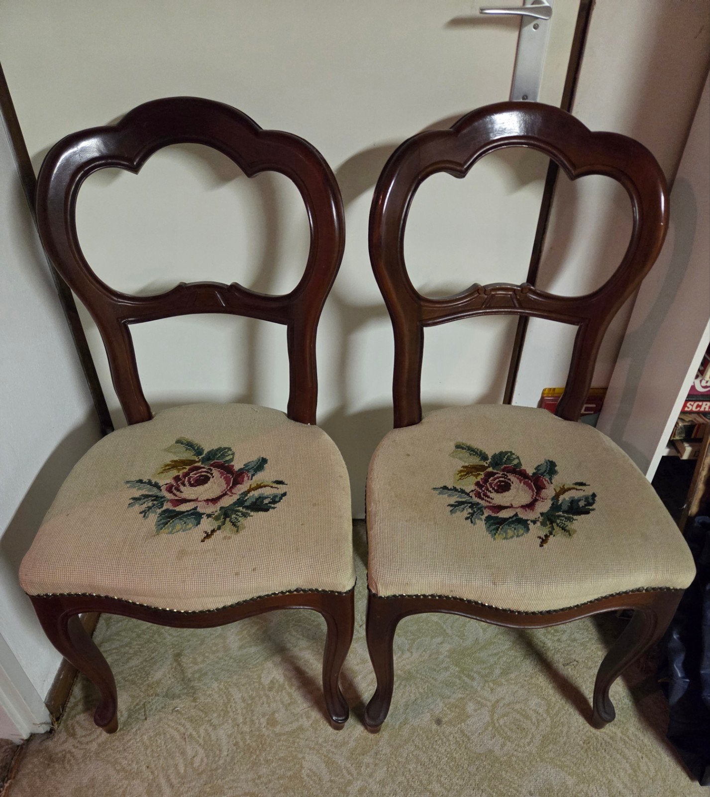 Vier antieke stoelen met geborduurde zitting, Ophalen
