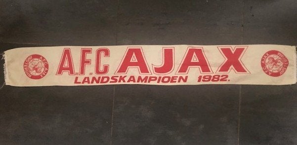 Zeldzame Vintage Ajax Landskampioen 1982 Sjaal, Ophalen of Verzenden, Zo goed als nieuw, Ajax, Vaantje of Sjaal