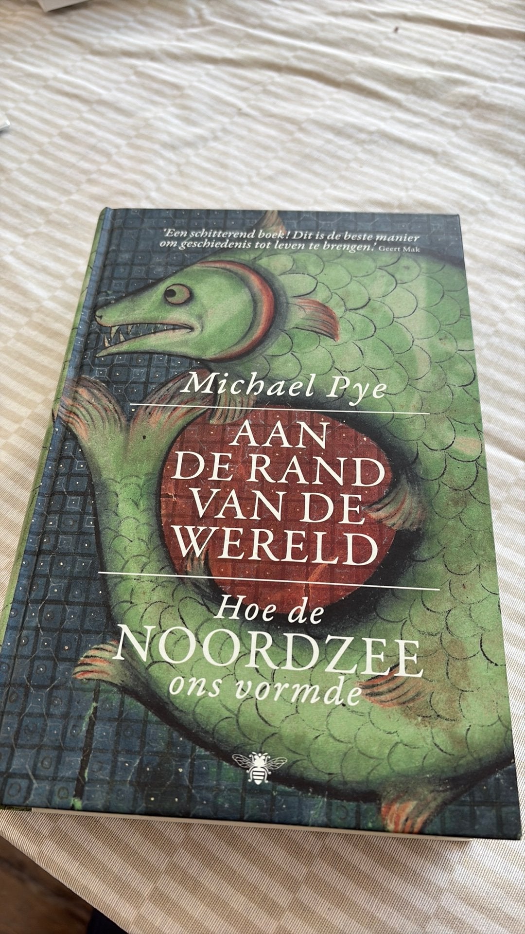 Michael Pye - Aan de rand van de wereld, Boeken, Ophalen of Verzenden, Zo goed als nieuw, Michael Pye