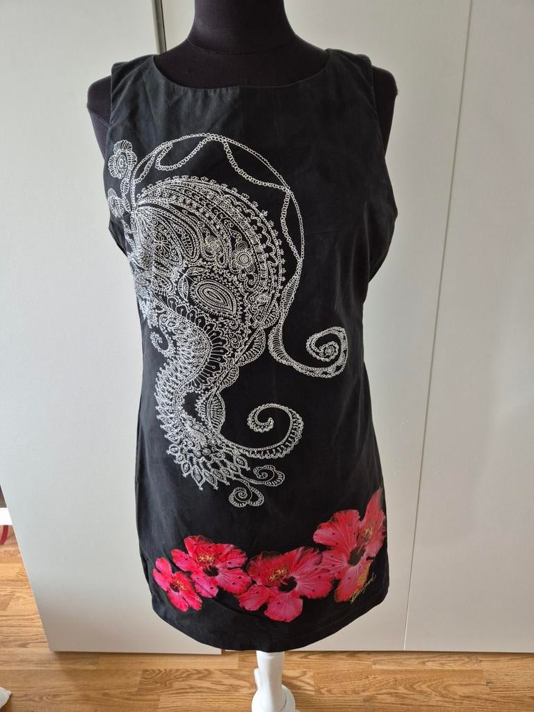 Zwarte Desigual jurk met rood/roze bloemen - maat 44, Zwart, Maat 42/44 (L), Ophalen of Verzenden, Desigual