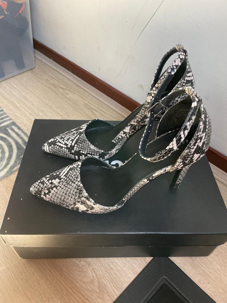 Sacha Essentials Pumps met Slangenprint en Enkelbandje, Ophalen of Verzenden, Zo goed als nieuw, Zwart, Pumps