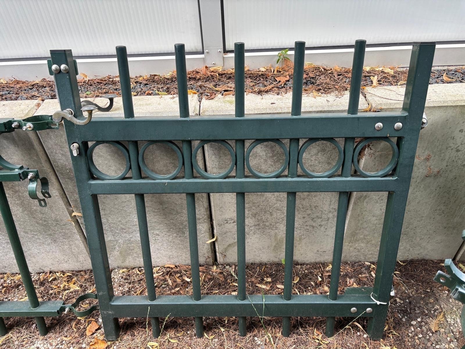 Groen sierhekwerk met poort en palen, Tuin en Terras, Tuinhekken en Hekwerk, Ophalen, Met poort, Gebruikt, Sierhekwerk