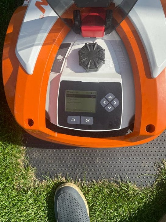 Stihl iMow RMI 422 Robotmaaier - Zo goed als nieuw, Tuin en Terras, Cirkelmaaier, Minder dan 30 cm, Accu-grasmaaier, Mulchfunctie